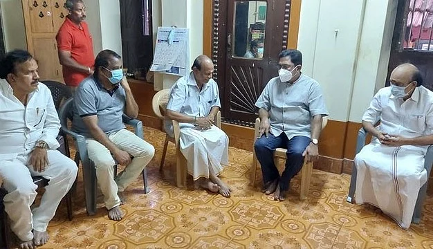துக்க வீட்டில் டி.டி.வி.தினகரன்