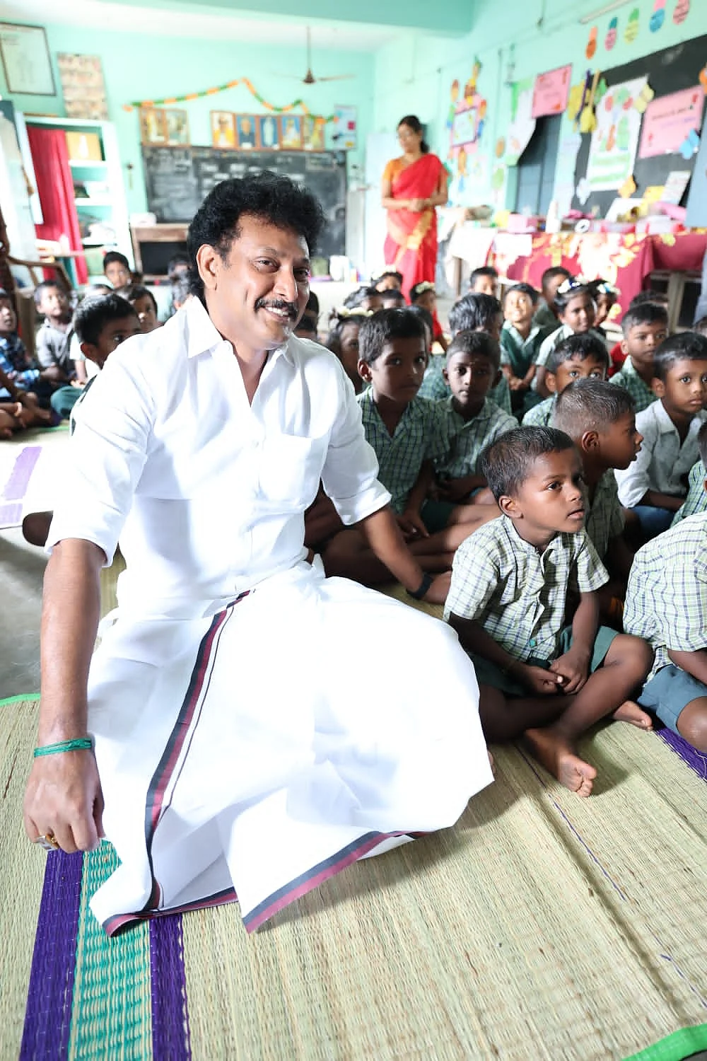 பள்ளிக் குழந்தைகளுடன் அமைச்சர்