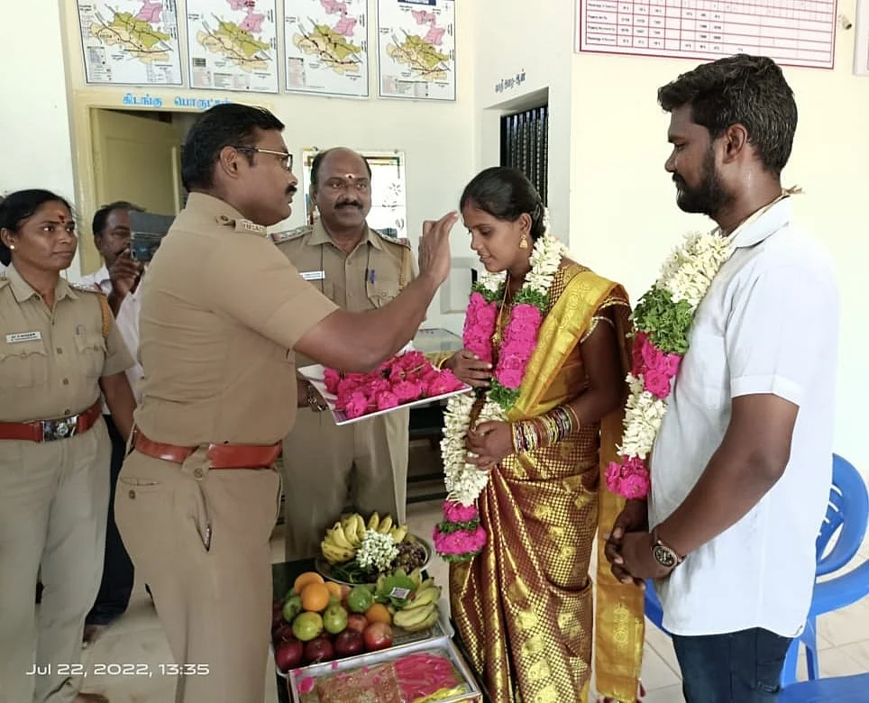 புதுக்கோட்டை : காவல்நிலையத்தில் நடந்த வளைகாப்பு விழா - பெண் காவலரை நெகிழ வைத்த காவல் உறவுகள்
