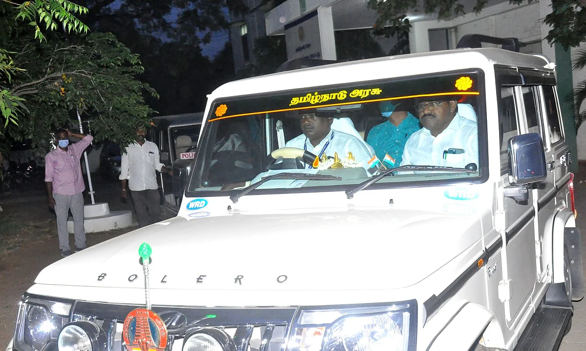 ரெய்டுக்கு வந்த அதிகாரிகள்