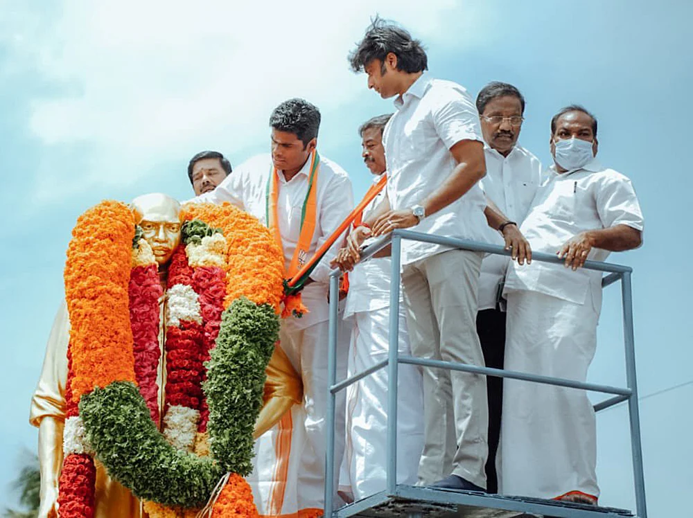 அன்று பட்டேல்... இன்று காமராஜர்... காங். தலைவர்களை அபகரிக்கிறதா பா.ஜ.க?