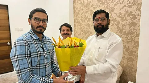 மகாராஷ்டிரா முதல்வர் ஏக்நாத் ஷிண்டே அணியில் சேர்ந்த பால் தாக்கரே பேரன்!