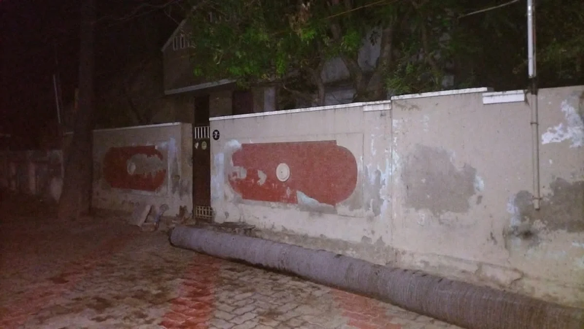ஒடிந்து விழுந்த பனைமரம்