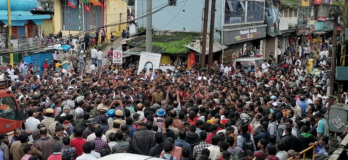 சடலத்துடன் போராடிய மக்கள்