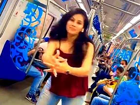 மெட்ரோ ரயிலில் நடனமாடிய பெண்... சுட்டிக்காட்டிய ட்விட்டர் - அதிகாரிகள் நடவடிக்கை என்ன தெரியுமா?
