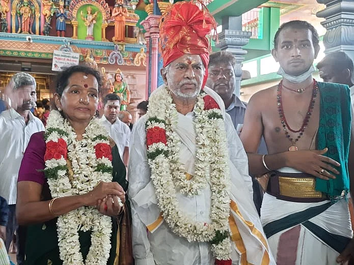 நடிகர் விஜய்யின் தந்தை எஸ்.ஏ.சந்திரசேகர், ஷோபா