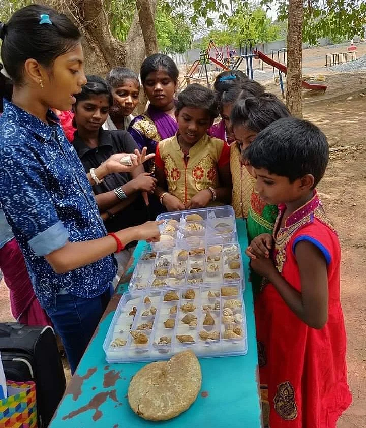 தொல்லுயிர் படிமங்களை ஆர்வமுடன் சேகரித்து வரும் மாணவி அஸ்வதா பிஜு