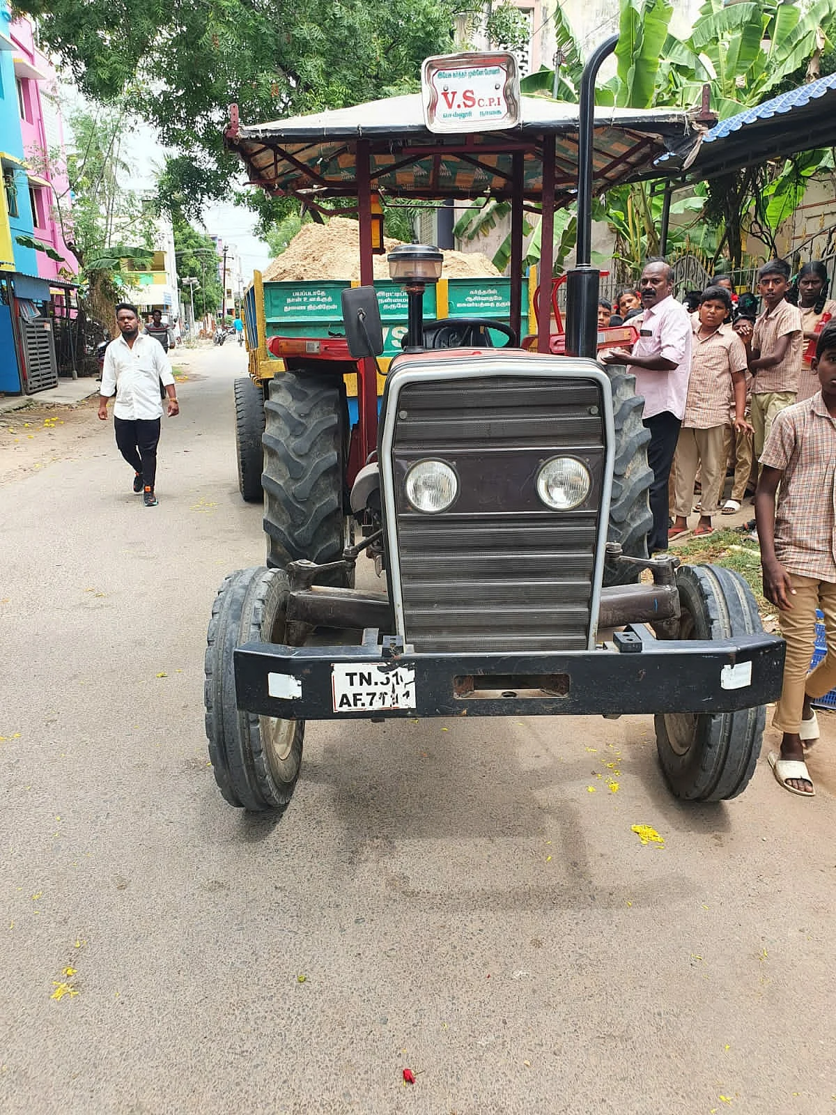 மணல் கடத்தல் டிராக்டர் மோதி பள்ளி சிறுமி படுகாயம்