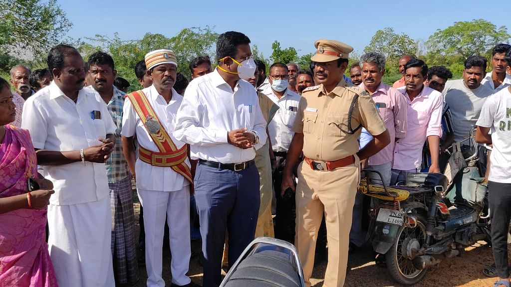கொள்ளிடம் ஆற்றில் ஆய்வு செய்யும் மாவட்ட ஆட்சியர்