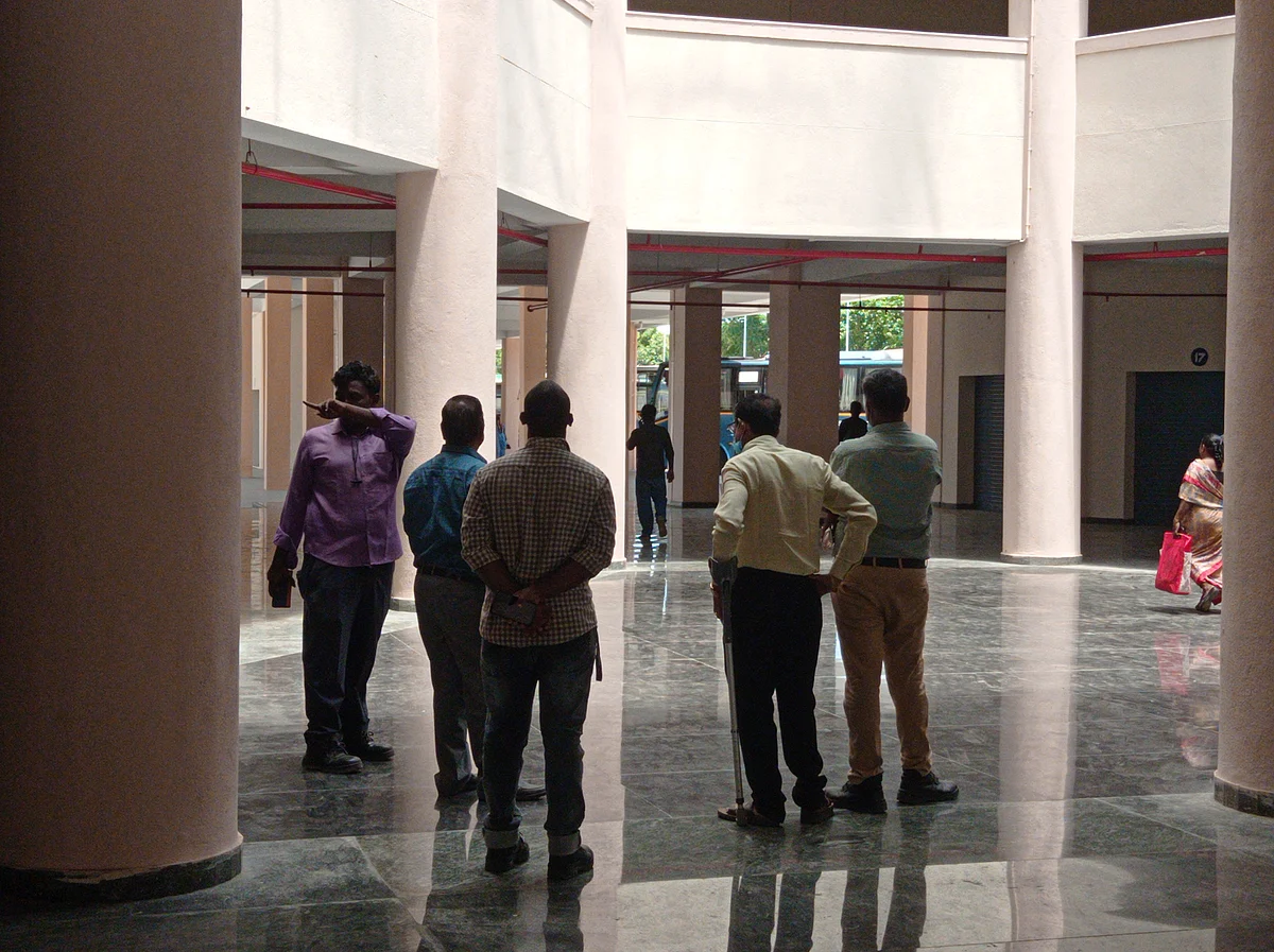 வேலூர் புதிய பேருந்து நிலைய மேற்கூரையில் ஓட்டை; ஒழுகிய மழை நீர்- பறவைகளைக் காரணம் கூறும் அதிகாரிகள்