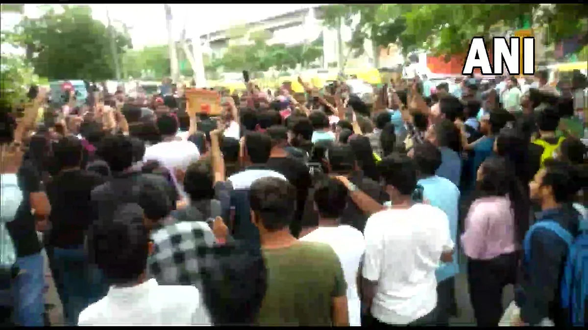 மெட்ரோ ரயில் நிலையத்தில் கூடிய கூட்டம்
