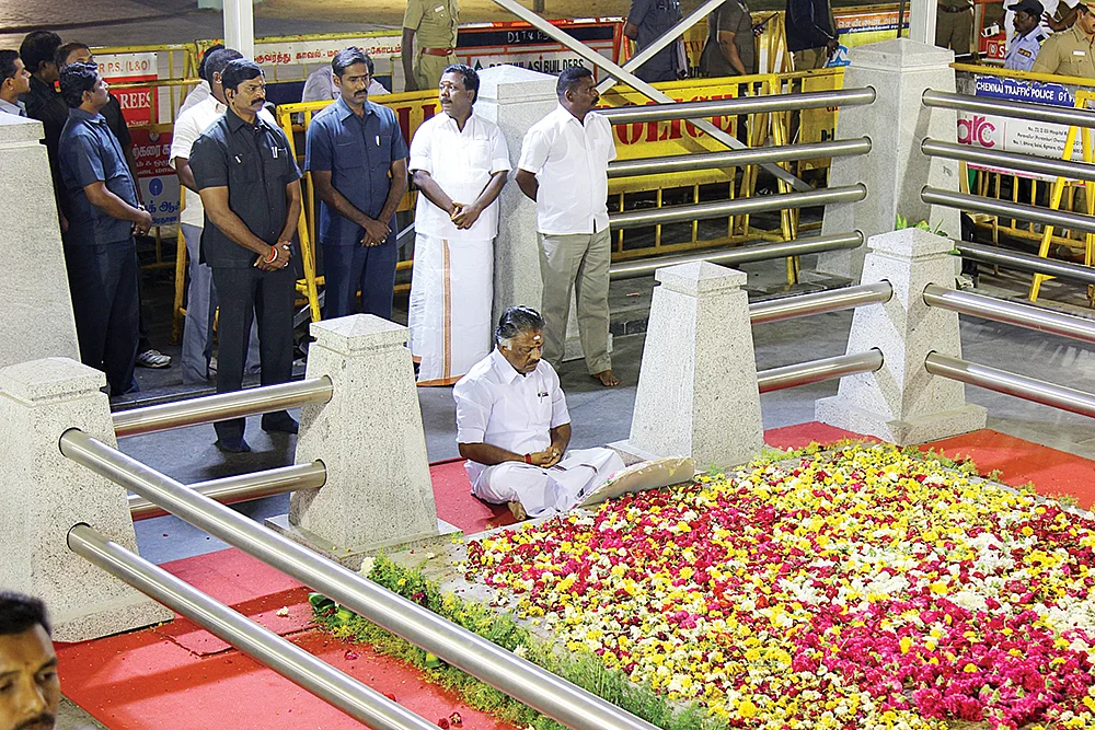 பகை... சமரசம்... மெத்தனம்... ஓ.பி.எஸ் சரிந்த கதை!