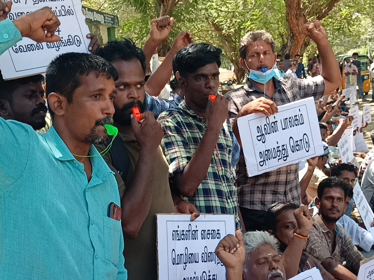 மாற்றுத்திறனாளிகளின் 19 அம்சக் கோரிக்கை; விசிலடித்து நூதன போராட்டம்- சைகை மூலம் உறுதியளித்த ஆட்சியர்