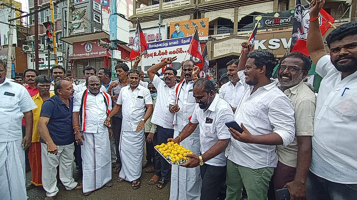 இனிப்பு வழங்கிய அதிமுகவினர்