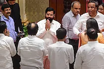 எம்.எல்.ஏ.க்களுடன் ஷிண்டே