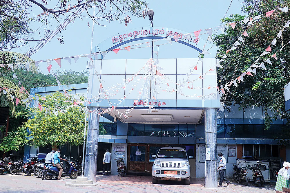‘மாதம்தோறும் ஒரு லட்சம் ரூபாய் கமிஷன்...’ - நகராட்சி ஆணையரைச் சுற்றும் சர்ச்சை!