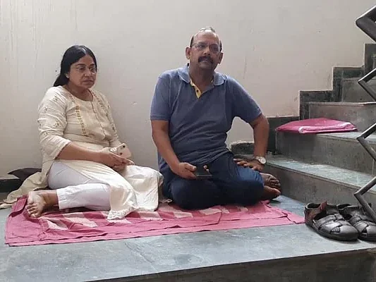 உ.பி: ஒரு வாரமாக படிக்கட்டிலேயே தங்கியிருந்த வயதான தம்பதியினர் தங்களின் வீட்டை மீட்டெடுத்த கதை!