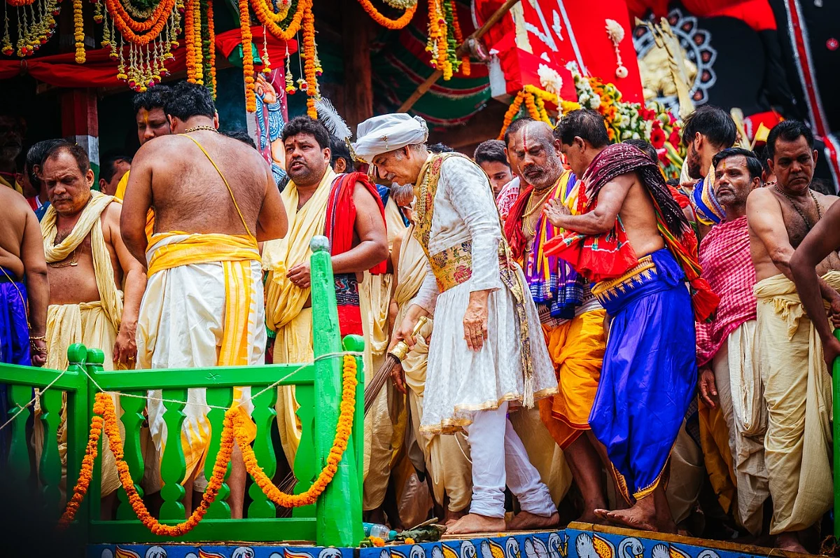 தங்கத் துடைப்பம் கொண்டு சுத்தம் செய்யும் மன்னர்