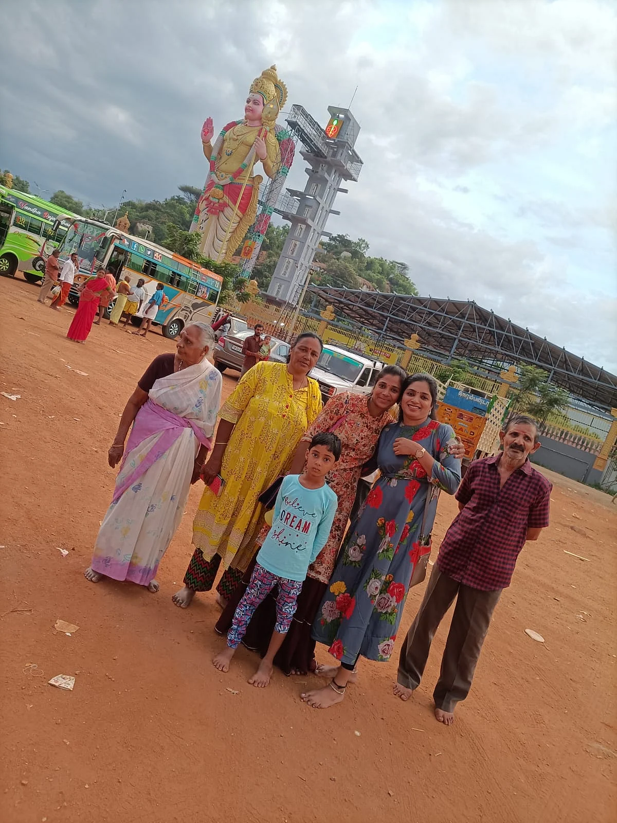 நடிகை ஜீவிதா குடும்பத்தினருடன்