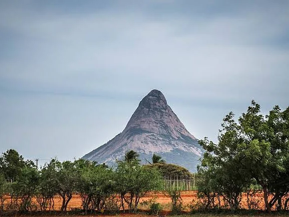 திண்டுக்கல் : 3850 அடி உயரம்; அரூப வடிவில் சித்தர்கள் தவம்; கொண்டரங்கி கீரனூர் மலை அதிசயங்கள்!