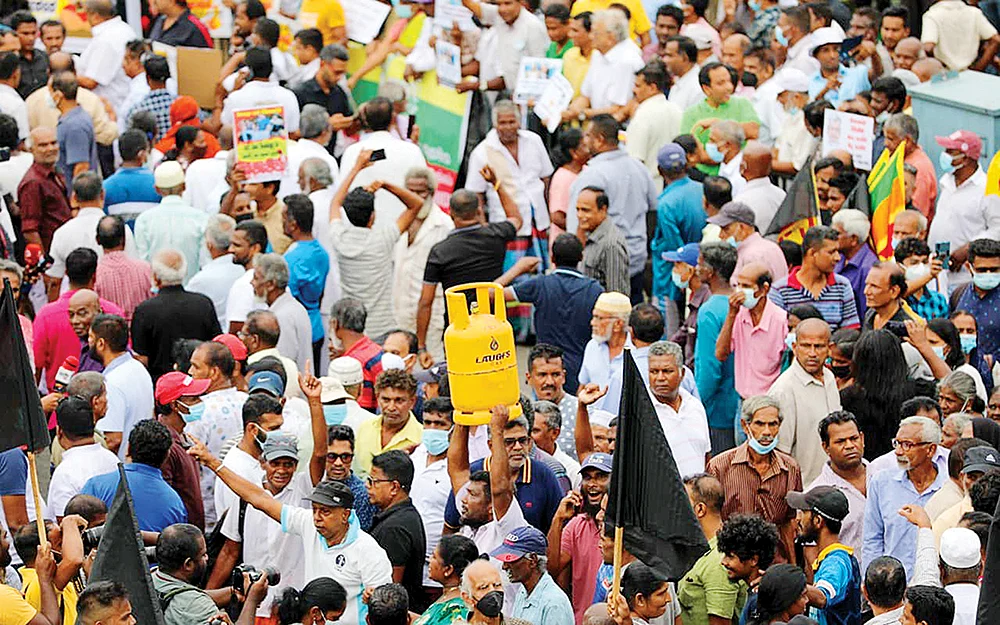 எரிபொருளும் இல்லை... அரசிடம் திட்டமும் இல்லை... முழுமையாக முடங்குகிறதா இலங்கை?