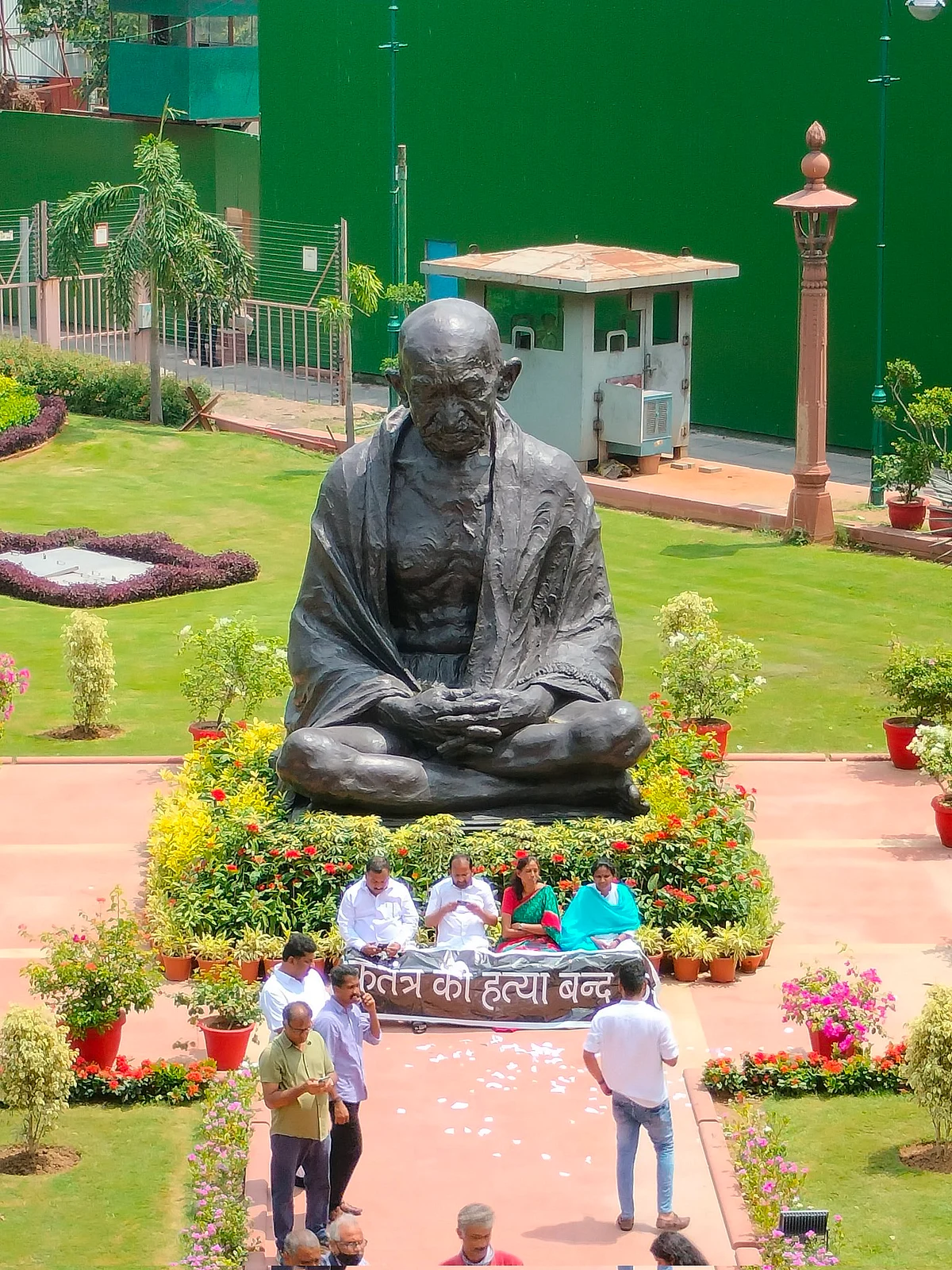 காந்திசிலை முன்பு போராட்டத்தில் இடைநீக்கம் செய்யப்பட்ட எம்.பிக்கள்