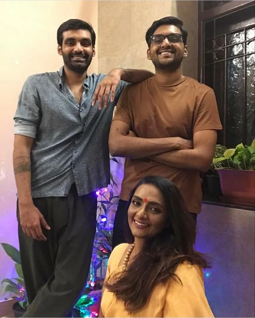மகன்களுடன் சாந்திப்ரியா