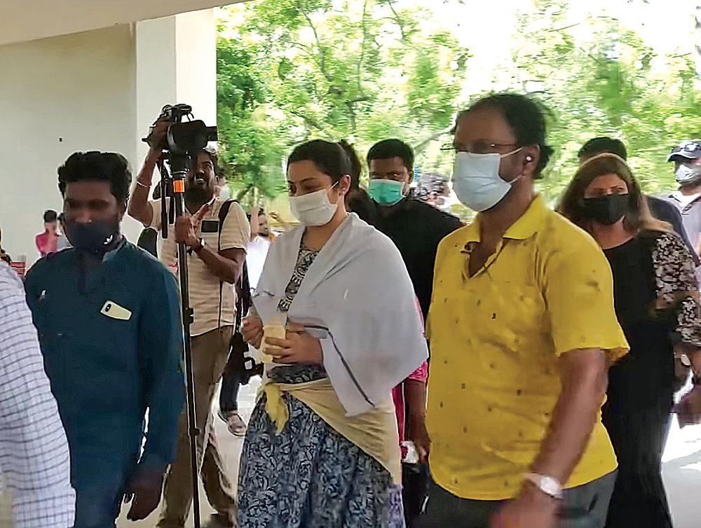 பெண்கள் இறுதிச்சடங்குகள்
செய்வதில் சிக்கல்... அறியாமையா, ஆணாதிக்க வெளிப்பாடா?