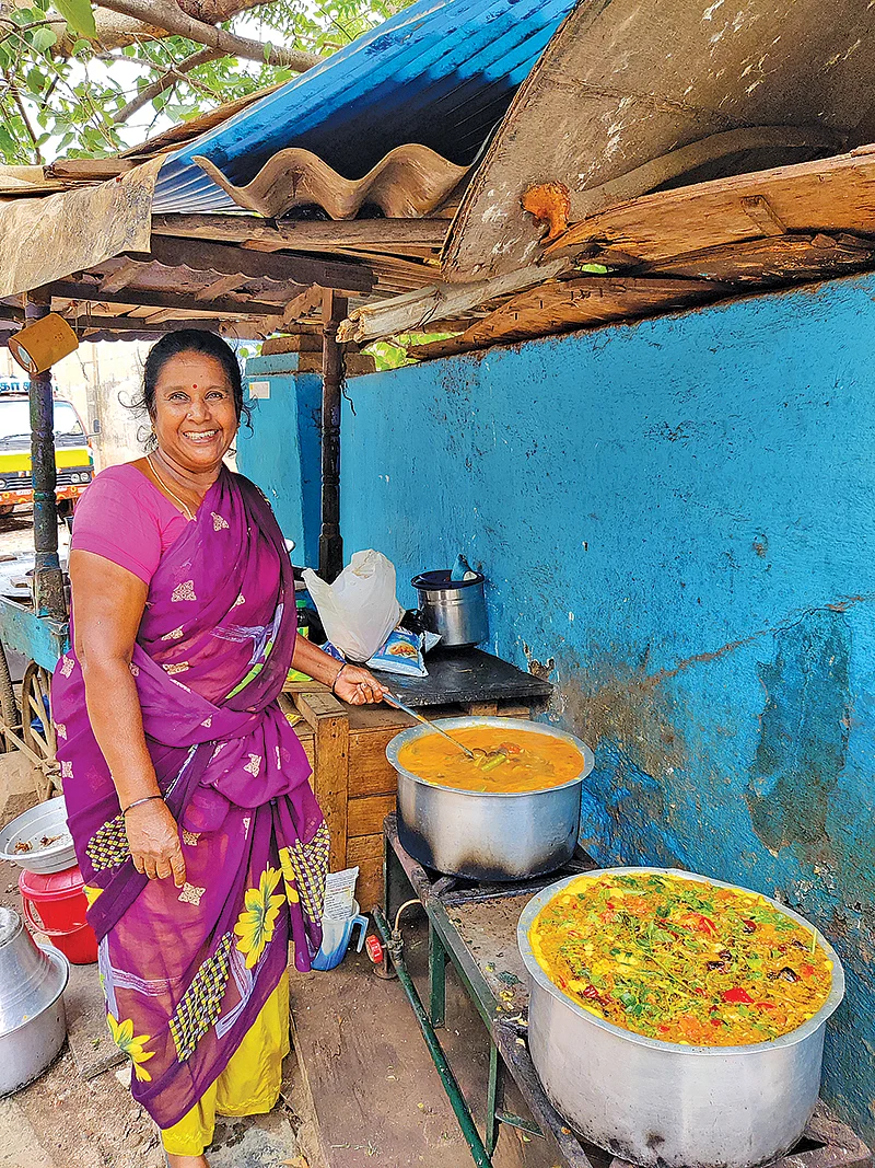 “ஒருத்தரோட வயித்துப்பசியைவிடவா காசு முக்கியம்?” - தள்ளுவண்டிக்கடை வள்ளி அக்கா