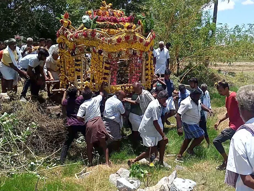 நிலத் தகறாரில் மறுக்கப்பட்ட வழி... வாய்கால் வழியாக நடந்த மூதாட்டியின் இறுதி ஊர்வலம்!