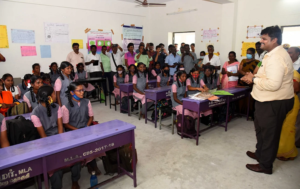 பள்ளியில் மாணவர்கள்