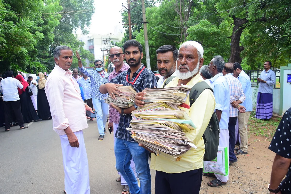 புகார் கொடுக்க வந்த முதலீட்டாளர்கள்