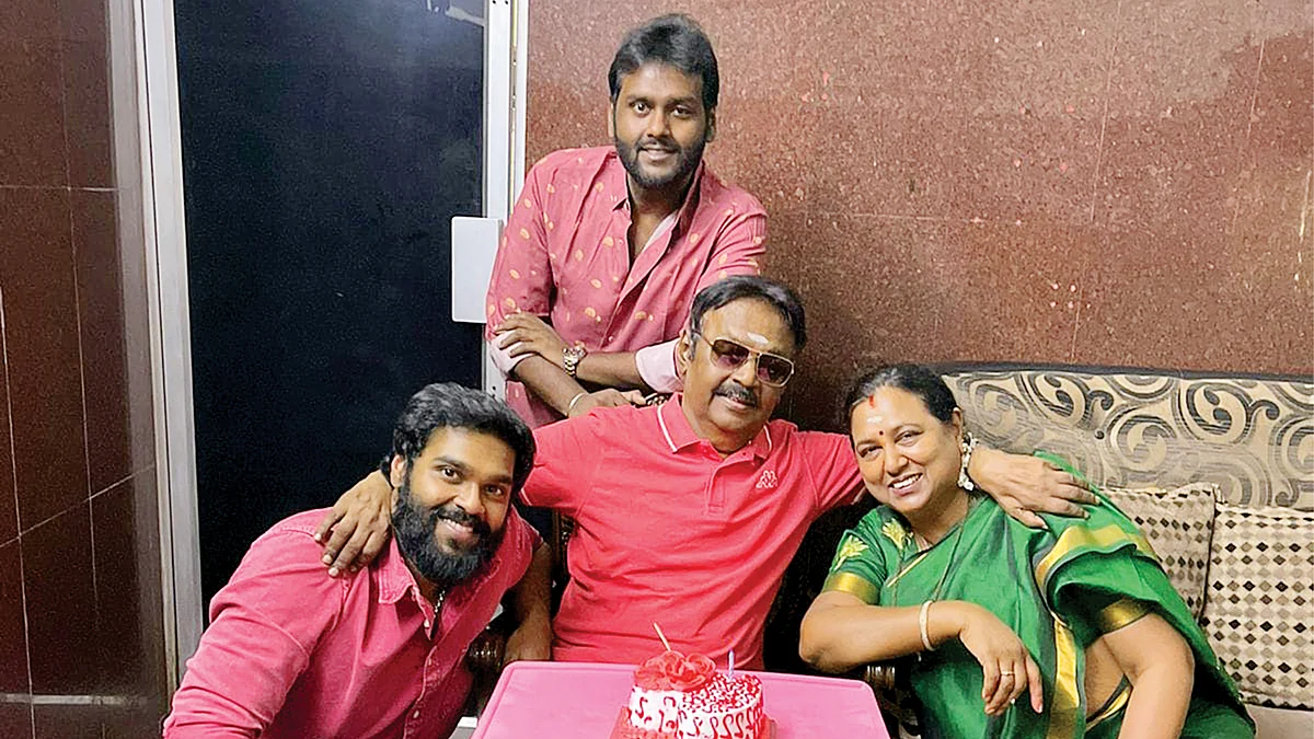 குடும்பத்துடன் விஜயகாந்த்