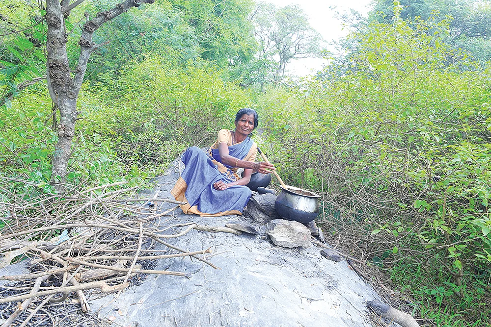 சமைக்கும் இடத்தில் சென்னம்மாள்
