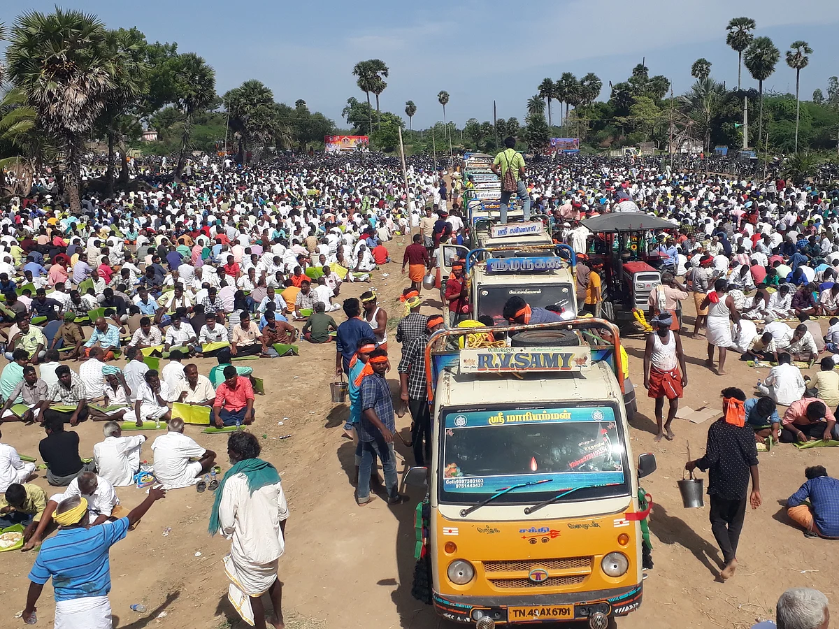 டிராக்டரில் சோறு, லோடு ஆட்டோவில் கறிக்குழம்பு; பெண்கள் கலந்துகொள்ளாத விநோத கிடா வெட்டு திருவிழா!