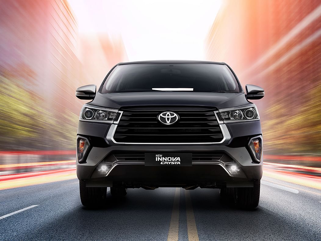 Innova Crysta: இனோவா காரில் இனி டீசல் கிடையாது; இனோவாவில் புது மாடல் Hycross வருது!