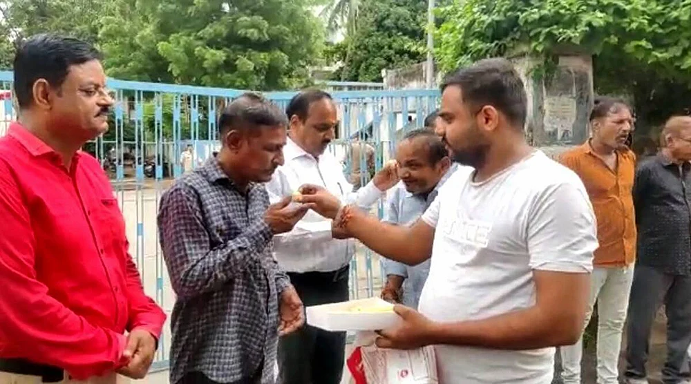 கொடூரக் குற்றவாளிகளுக்கு மலர்மாலை வரவேற்பு... எங்கே செல்கிறது குஜராத் அரசியல்?