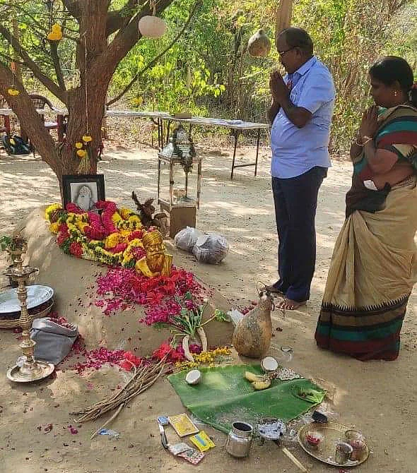 நம்மாழ்வார் சமாதியில் வணங்கும் அய்யர்சாமி