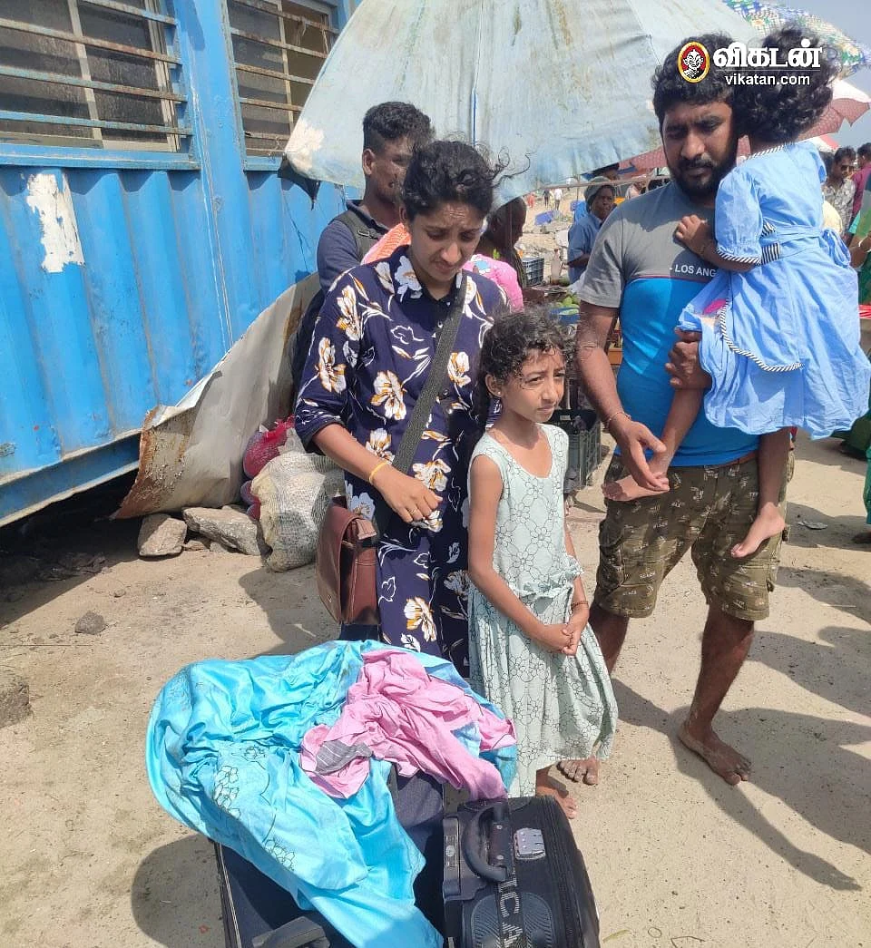 குழந்தைகளுடன் இலங்கை அகதிகள்