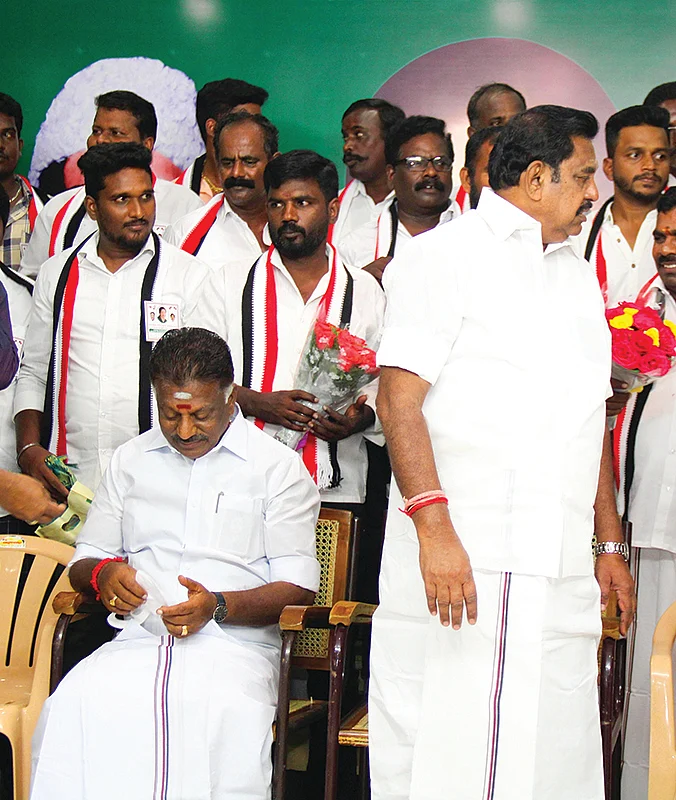 பணிந்துவந்த பன்னீர்... விடாப்பிடி எடப்பாடி... குழப்பத்தில் அ.தி.மு.க!