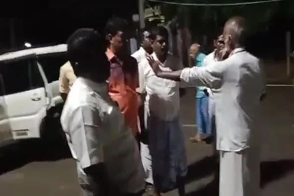 ஆவேசமாகப் பேசும் நிர்வாகிகள்