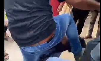 தாக்கப்படும் இளைஞர்