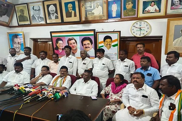 செய்தியாளர்களிடம் பேசும் கே.எஸ்.அழகிரி