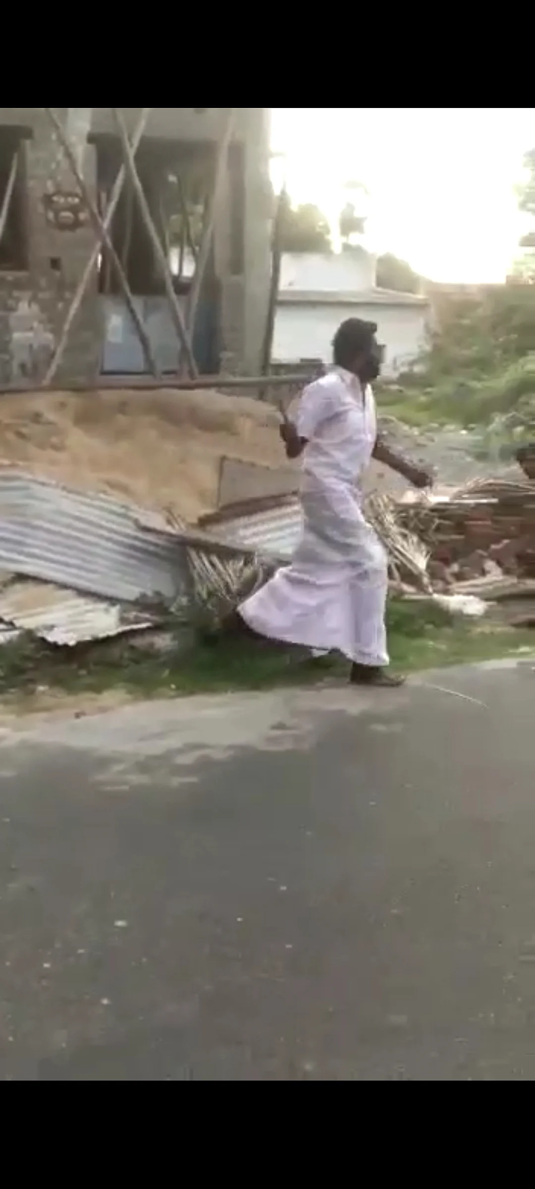 அரிவாளோடு வெற்றிச்செல்வன்