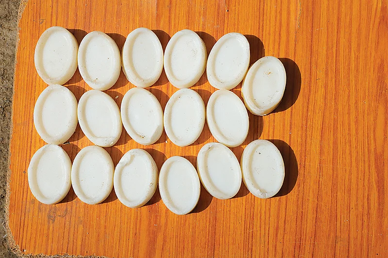 தேங்காய் காயவைக்கும் பணி