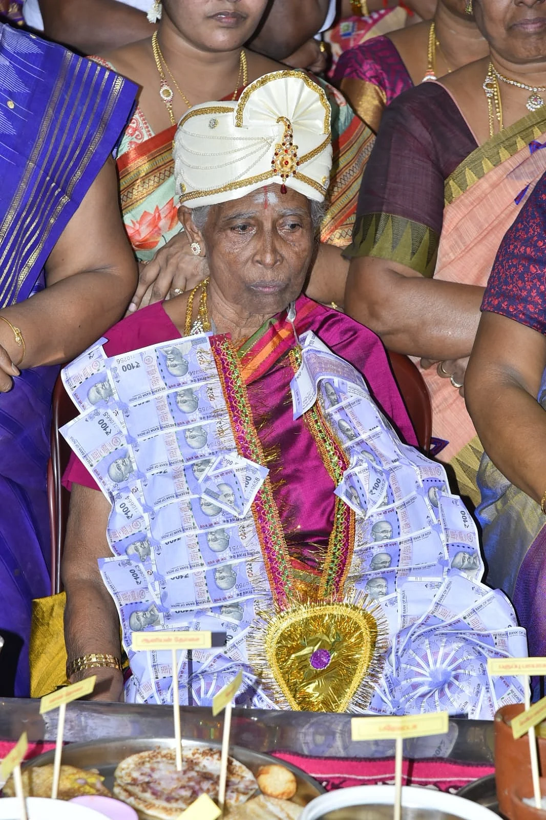 பணமாலையுடன் மூதாட்டி விமலாதேவி