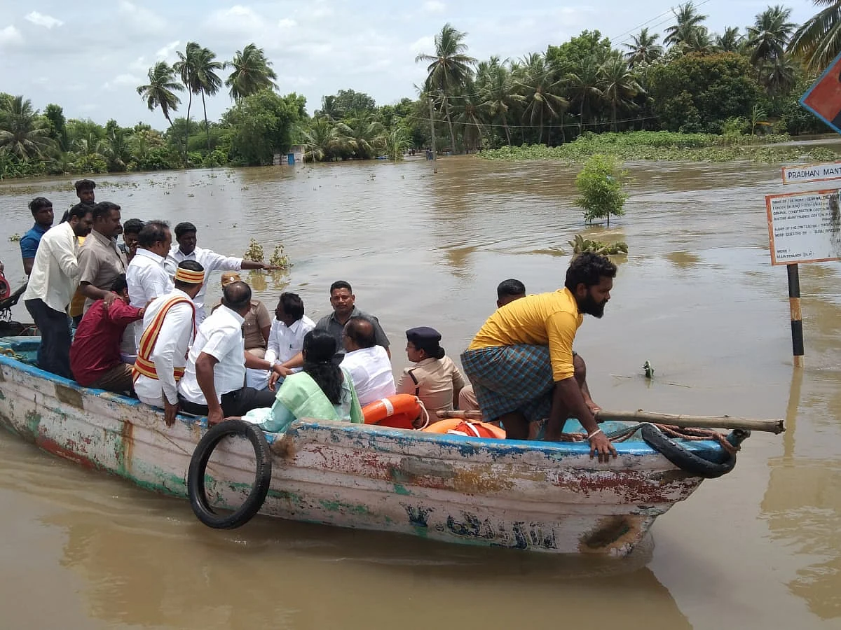 கொள்ளிடம்: வெள்ளம் சூழ்ந்த கிராமங்கள்... முகாம்களில் மக்கள் - அமைச்சர்கள் நேரில் ஆய்வு!