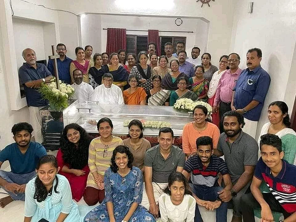 உடலைச் சுற்றி நின்று உறவுகள் எடுத்த குரூப் போட்டோ