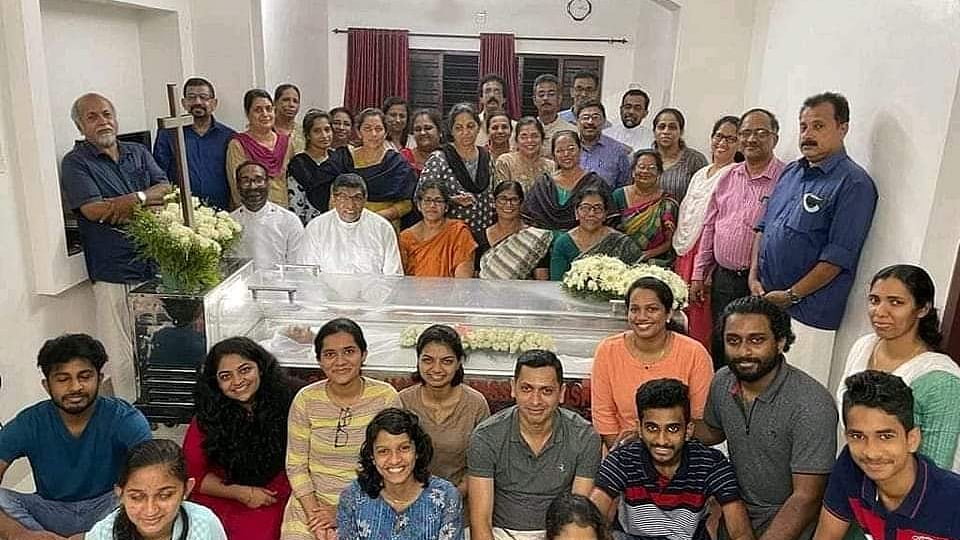 உடலைச் சுற்றி நின்று உறவுகள் எடுத்த குரூப் போட்டோ