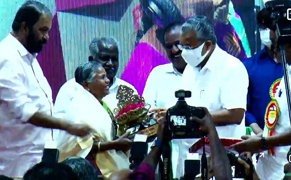 நஞ்சியம்மாவுக்கு நினைவு பரிசு வழங்கும் முதல்வர் பினராயி விஜயன்